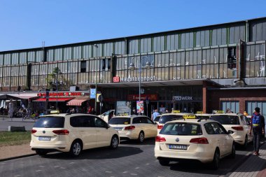 MUELHEIM A.D. RUHR, GERMANY - 21 SEPTEMBER 2020: Kuzey Ren-Vestfalya eyaletinin büyük bir şehri olan Muelheim An Der Ruhr 'daki ana tren istasyonunun (Hauptbahnhof) önünde taksi bekle.