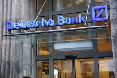 MULHEIM A.D. RUHR, GERMANY - 21 Eylül 2020: Dortmund, Almanya 'daki Deutsche Bank şubesi. Deutsche Bank dünyanın en büyük 20 bankacılık grubu arasında yer alıyor..