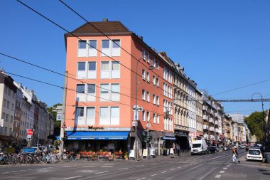 COLOGNE, Almanya - 21 Eylül 2020: Köln, Almanya 'da Rathenau-Viertel' in sokak manzarası. Köln, Almanya 'nın en kalabalık 4. şehridir..