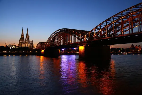 ドイツのケルン市の夜景 ライン川 ホーエンツォレルン橋 大聖堂 — ストック写真