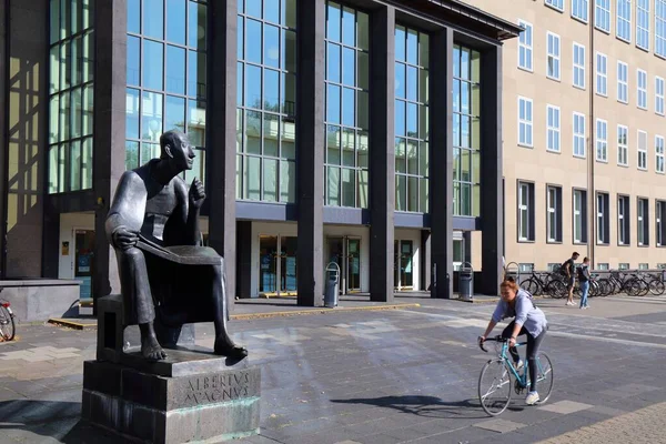 2020 대학교의 1388 설립되었으며 유럽에서 기관중 하나이다 — 스톡 사진
