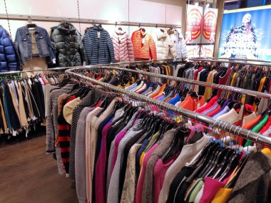 COLOGNE, ALMANY 19 Eylül 2021: özel bir moda mağazasında indirimli kıyafetler T.K. Almanya, Köln 'deki Maxx mağazası.