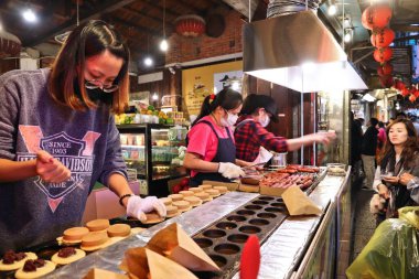 JIUFEN, TAIWAN - 23 Kasım 2018: İnsanlar, New Taipei 'nin Ruifang ilçesindeki Jiufen Eski Sokak Marketini ziyaret ediyorlar. Jiufen, Jioufen veya Chiufen olarak da bilinir..