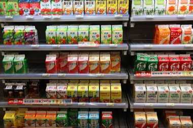 KEELUNG, TAIWAN - 22 Kasım 2018: Keelung, Tayvan 'daki bir markette buzlu çay ve diğer içecekler seçimi.