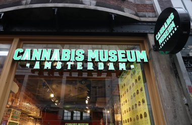 AMSTERDAM, NETHERLANDS - 6 ARALIK 2018: Amsterdam 'daki Kenevir Müzesi. Hollanda, marihuana gibi eğlence amaçlı uyuşturucu kullanımına yönelik gevşek yasalarıyla tanınmaktadır..