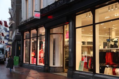 AMSTERDAM, NETHERLANDS - 6 ARALIK 2018: H & M Moda Dükkanı, Amsterdam, Hollanda. H & M, gündelik koleksiyonuyla uluslararası alanda tanınan bir İsveç markasıdır..