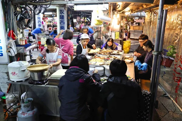Keelung Taiwan November 2018 Vendors Prepare Food Miaokou Night Market — Stock Photo, Image