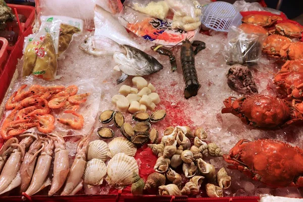 キールン 2018年11月22日 台湾のキールンにある有名なミアオコウナイトマーケットでの海の食べ物の選択 ナイトマーケットは台湾の食文化に欠かせない — ストック写真