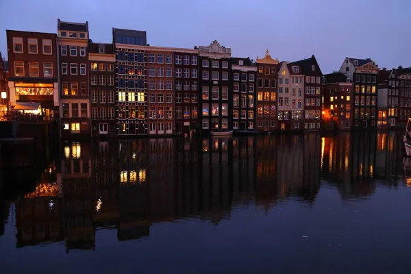 Amsterdam Nederländerna December 2018 Före Gryningen Damrak Kanal Reflektion Amsterdam — Stockfoto