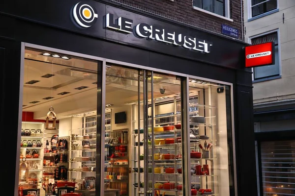 Amsterdam Netherlands 2018年12月6日 荷兰阿姆斯特丹的Le Creuset炊具商店 Creuset是一家法国炊具公司 专门生产搪瓷铸铁罐 — 图库照片