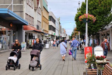 HAUGESUND, NORway - 22 Temmuz 2020: Norveç 'teki Haugesund şehrinin yaya sokak manzarası. Haugesund, 1855 yılında Rogaland bölgesinde kurulmuş bir şehirdir..