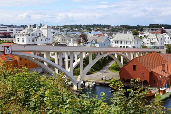 挪威霍格森德市 Haugesund Haugesjoen运河上的桥 — 图库照片