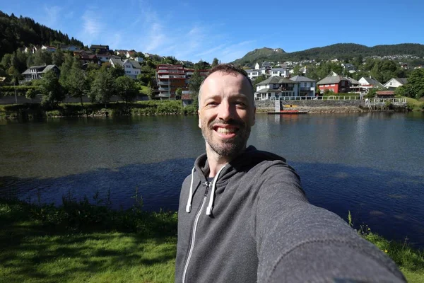 Selfie Viajero Noruega Forde Town Sunnfjord Commune Actividad Recreativa Aire —  Fotos de Stock