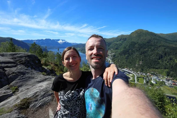 Selfie Casal Viajante Noruega Área Caminhadas Trilha Montanha Acima Cidade — Fotografia de Stock