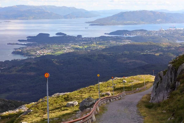 Sentiero Escursionistico Sull Isola Stord Norvegia Leirvik Città Sullo Sfondo — Foto Stock