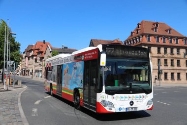 FURTH, ALMANY - 6 Mayıs 2018: Mercedes-Benz Citaro şehir otobüsü Furth, Almanya. Ortanca Frankonya 'nın büyük bir kasabasıdır, 1000 yıldan fazladır..