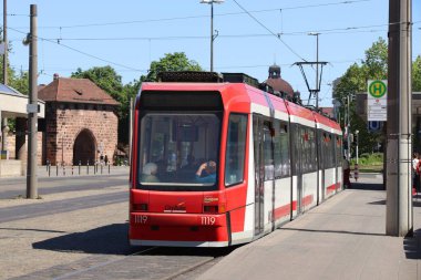 Nürnberg, Almanya - 6 Mayıs 2018: İnsanlar bir toplu ulaşım elektrik Nuremberg, Almanya tramvayla. Nürnberg orta Franconia içinde yer alır. Burada 511,628 insanlar yaşıyor.