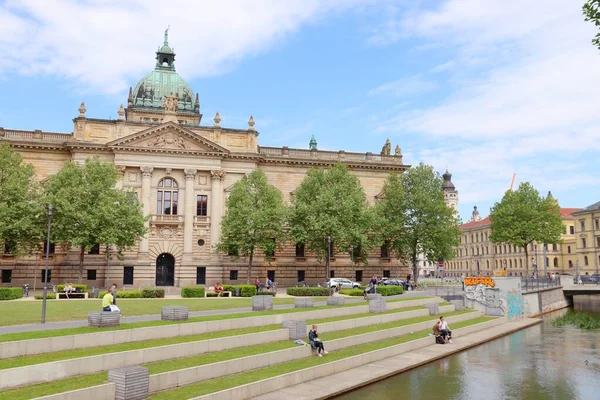 Leipzig Alemania Mayo 2018 Gente Sienta Parque Ciudad Por Tribunal — Foto de Stock