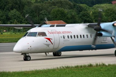 INNSBRUCK, AUSTRIA - 9 Ağustos 2008: Avusturya Havayolları bölgesel havayolu şirketi Avusturya 'nın Innsbruck Havaalanı' nda havalanmaya hazırlanıyor.