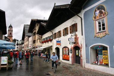 MANWALD, GERMANY - 9 Ağustos 2008: Turistler Almanya 'nın Bavyera kentindeki Mittenwald kasabasını ziyaret ettiler.