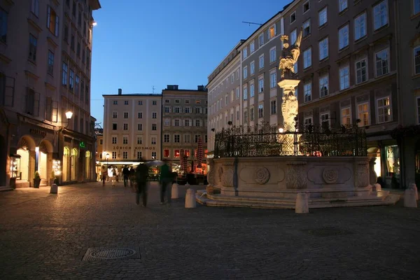 Salzburg Austria Sierpień 2008 Wieczorem Ludzie Odwiedzają Stare Miasto Salzburgu — Zdjęcie stockowe