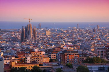Arkasında Akdeniz olan Barselona şehir manzarası. İspanya 'nın Barcelona kentinin gün batımı manzarası.