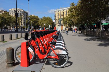 BARCELONA, İspanya - 7 Ekim 2021: Barcelona, İspanya 'da bisiklet paylaşım istasyonu. Popüler bisiklet paylaşım sistemi 100.000 'den fazla kullanıcıya sahiptir.
