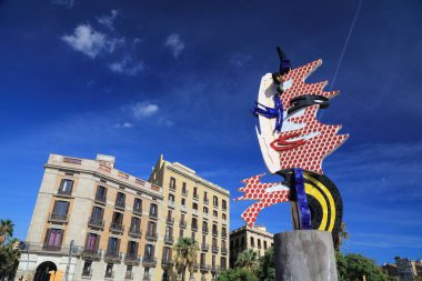 BARCELONA, İspanya - 7 Ekim 2021: Barcelona 'da El Cap de Barcelona kamusal alanı popüler sanat tarzı heykel. Amerikalı pop sanatçısı Roy Lichtenstein 'in heykeli La Cara de Barcelona olarak da bilinir..