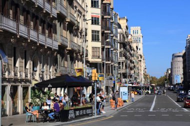 BARCELONA, İspanya - 7 Ekim 2021: İnsanlar İspanya 'nın Barcelona şehrinde Eixample bölgesinde yürüyor. Barselona İspanya 'nın en büyük ikinci şehridir..