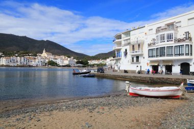 KADAQUES, İSPAN - 5 Ekim 2021: İnsanlar İspanya 'nın Katalonya bölgesindeki Kadavra balıkçılık limanını ziyaret ediyorlar. Şehir İspanya 'nın Katalonya eyaletinin Alt Emporda ilçesinde yer almaktadır..