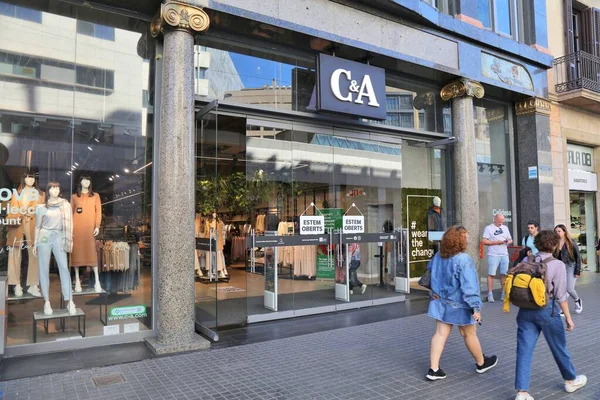Barcelona Spain October 2021 People Visit Fast Fashion Store Carrer — Stock Photo, Image