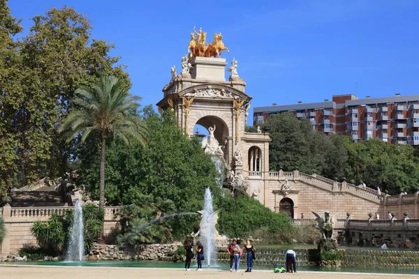 Barcelona Espanha Outubro 2021 Pessoas Visitam Fonte Cascada Parc Ciutadella — Fotografia de Stock