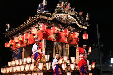 CHICHIBU, JAPONYA - 3 Aralık 2016: Japonya 'da Chichibu Gece Festivali' nde tören feneri şamandırası etkinliği. Chichibu Yomatsuri festivali 2016 yılında UNESCO 'nun Soyut Kültür Mirasları listesine eklendi.