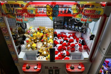 KYOTO, JAPONYA - 27 Kasım 2016: Kyoto, Japonya 'da bir oyun salonunda Rilakkuma oyuncaklarıyla pençe makineleri. Asya 'daki pençe makineleri aynı zamanda UFO yakalayıcıları olarak da bilinir..