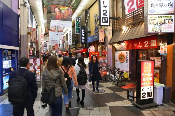 日本江原市 2016年11月22日 人们参观日本大阪内田区的街道 是大阪一条由铺天盖地的购物街组成的网络 — 图库照片