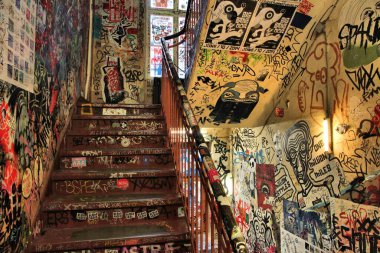 Berlin, Almanya - 27 Ağustos 2014: Kentsel Sanat Kültür eski Hackesche Hofe Berlin'de. Art nouveau mimari karmaşık tarihler 1906 için dayanıyor ve bunun bir parçası önemli Kentsel Sanat kaplıdır.