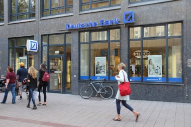 Hamburg, Almanya - 28 Ağustos 2014: Hamburg'daki Deutsche Bank şubesi. Deutsche Bank 98.200 çalışanı ile dünyanın en büyük bankalarından biridir (2013).