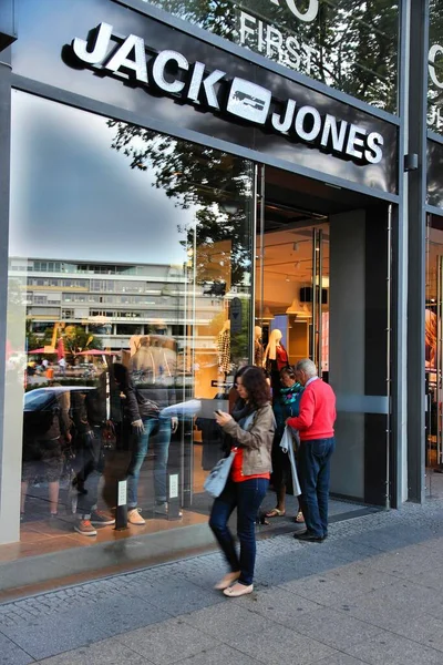 Berlín Alemania Agosto 2014 Gente Visita Tienda Ropa Jack Jones — Foto de Stock