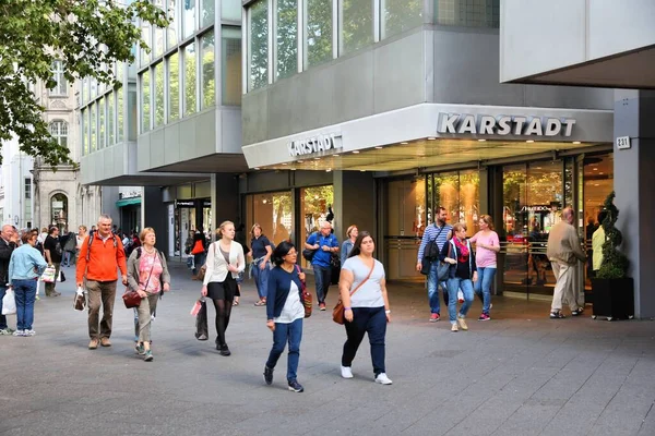 Berlijn Duitsland August 2014 Mensen Bezoeken Karstadt Warenhuis Beroemde Kurfurstendamm — Stockfoto