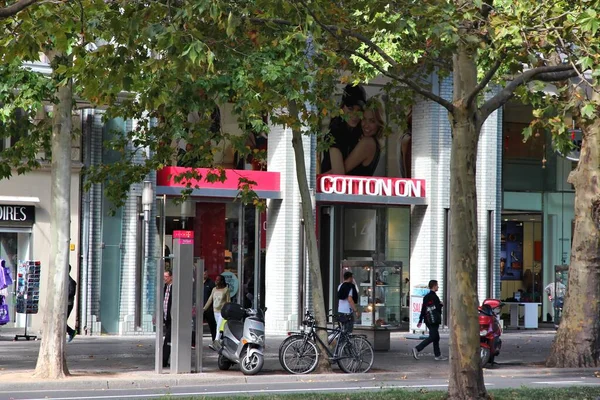 Берлин Германия Августа 2014 Года Люди Посещают Магазин Одежды Cotton — стоковое фото