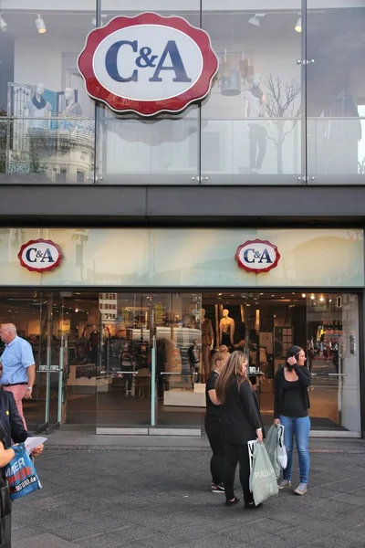 Berlin Niemcy Sierpnia 2014 Ludzie Odwiedzają Casual Fashion Store Przy — Zdjęcie stockowe