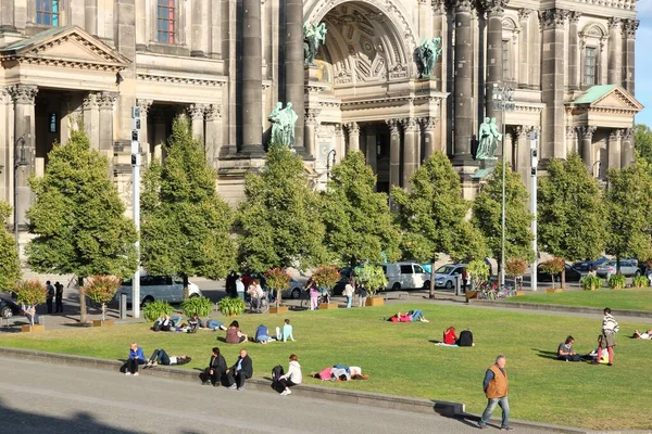 Berlijn Duitsland August 2014 Mensen Bezoeken Kathedraal Berliner Dom Berlijn — Stockfoto