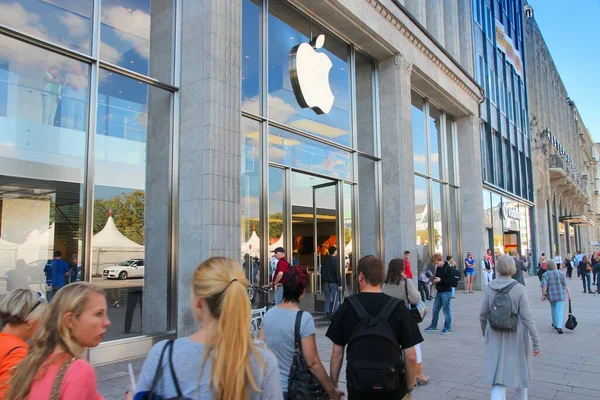 Hamburgo Alemania Agosto 2014 Gente Visita Apple Store Hamburgo Desde — Foto de Stock