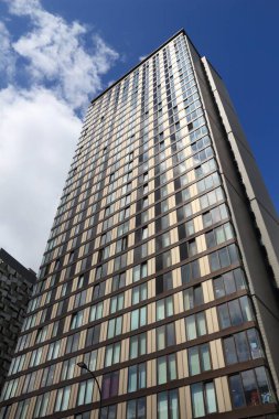 Sheffield, İngiltere - 10 Temmuz 2016: Sheffield, Yorkshire, İngiltere'de sokakta Arundel Gate, St Paul's Tower. Lüks konut gökdelen Sheffield (101 m en yüksek binası olan).