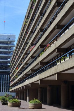 LONDON, UK - 6 Temmuz 2016: Barbican Emlak Londra 'da. Şiddet eğilimli konutlar 1960 'larda ve 70' lerde inşa edilmiş..