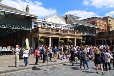 Londra, İngiltere - 6 Temmuz 2016: İnsanlar Covent Garden Londra, İngiltere'de ziyaret edin. Londra metro, bölgede yaşayan 13 milyon kişi ile İngiltere'de en kalabalık kentidir.