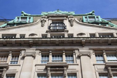 LONDON, UK - 6 Temmuz 2016: Londra 'daki Hallmark Binası. Klasik mimari Orms tarafından yeniden geliştirildi..