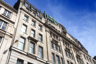 LONDON, UK - 6 Temmuz 2016: Londra 'daki Hallmark Binası. Klasik mimari Orms tarafından yeniden geliştirildi..