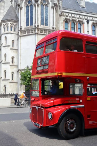 London Lipiec 2016 Ludzie Jeżdżą Klasycznym Piętrowym Autobusem Strand Londyn — Zdjęcie stockowe