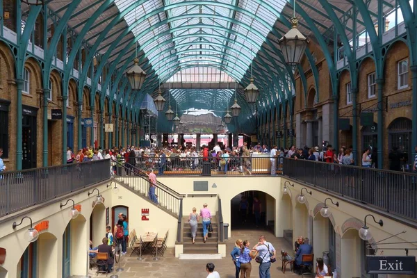 Londen Groot Brittannië Juli 2016 Mensen Bezoeken Covent Garden Apple — Stockfoto